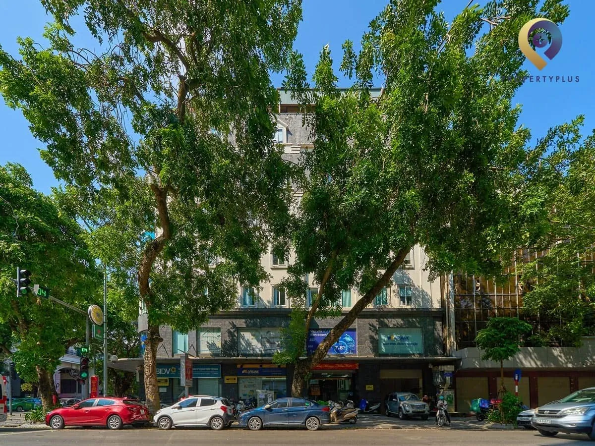 Toàn cảnh mặt ngoài Naforimex Building trên phố Bà Triệu.
